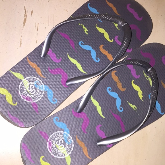 Classic flip-flops with a crazy twist! - Picture 3 of 3